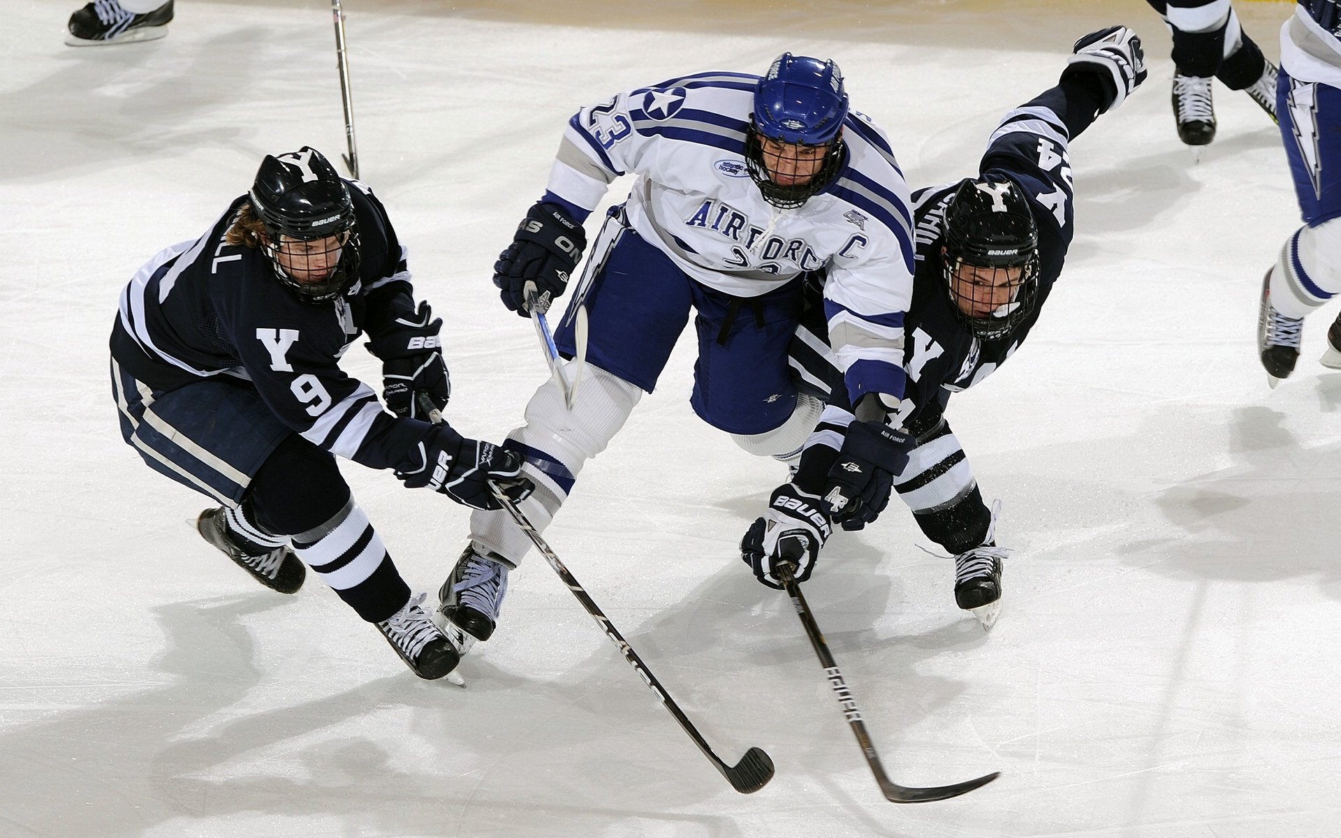 法甲“奥林匹克德比” 里昂1比1马赛 看台烟火与TIFO抢镜
