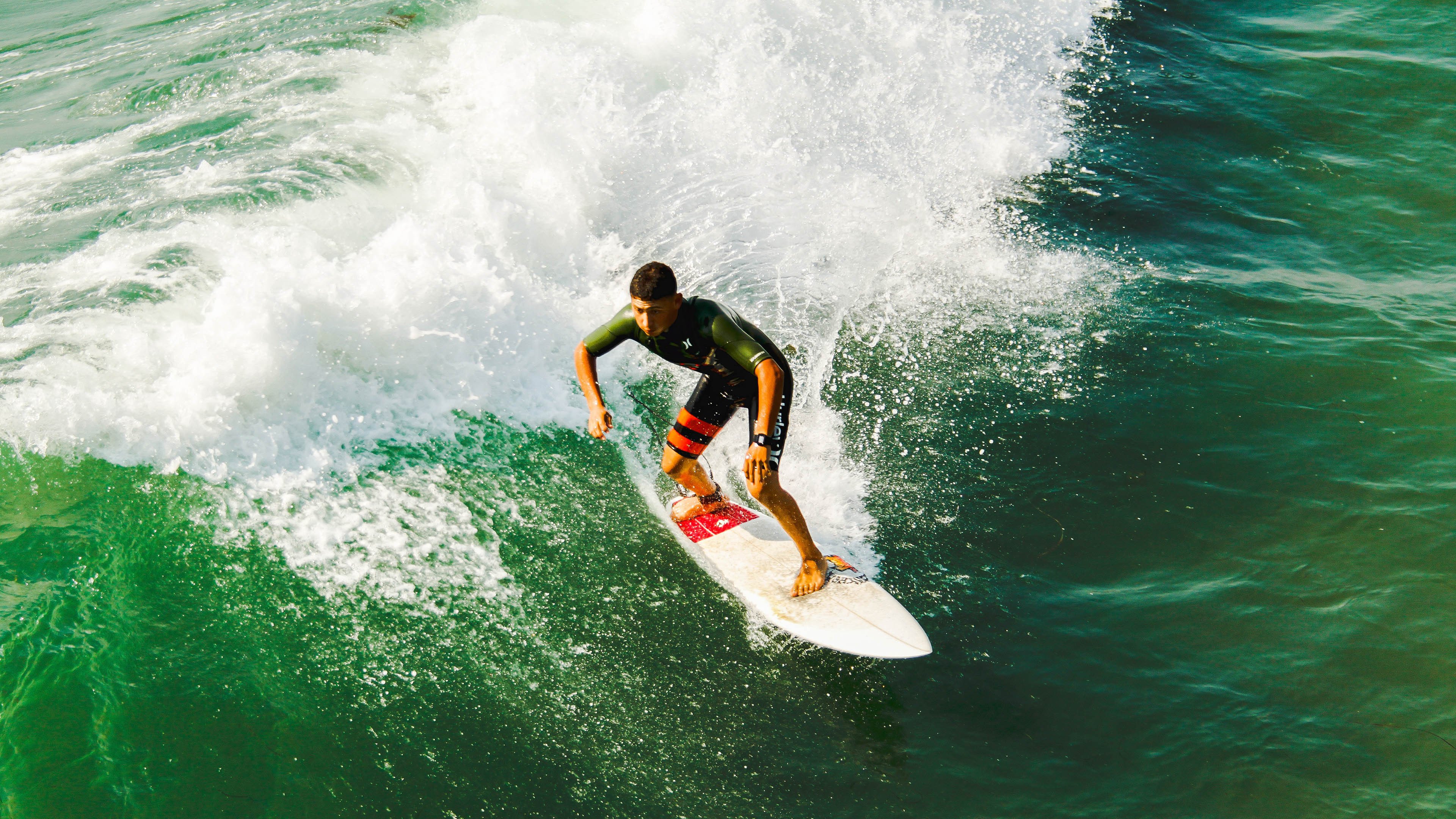 法甲“奥林匹克德比” 里昂1比1马赛 看台烟火与TIFO抢镜